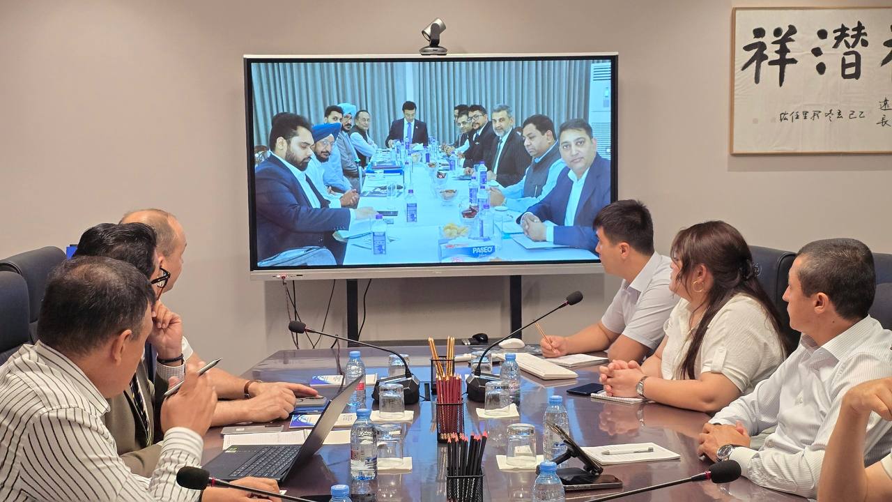Joint online session linking participants in Uzbekistan with a delegation abroad.