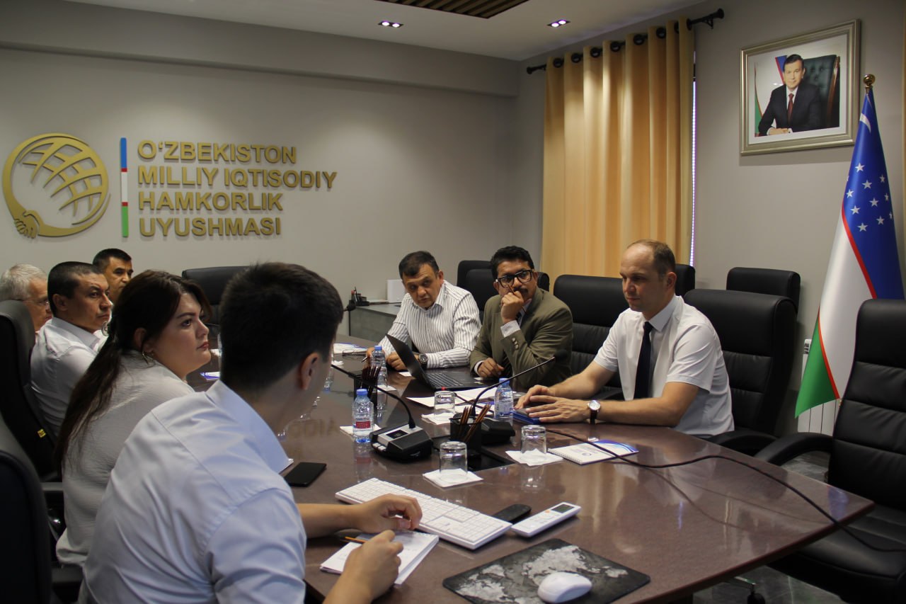 Discussion with association members on economic cooperation between Uzbekistan and international partners.